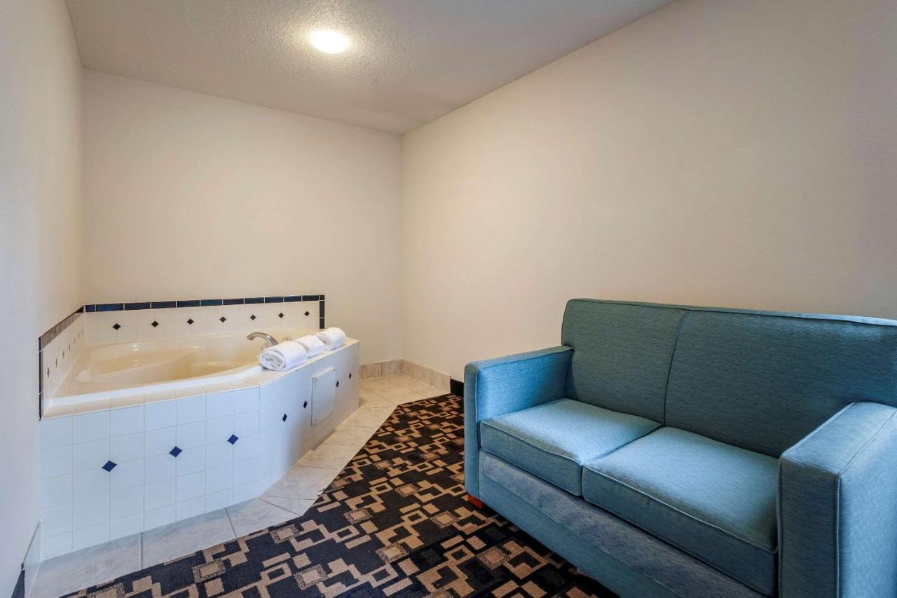 Quality Inn Redgranite Exterior photo